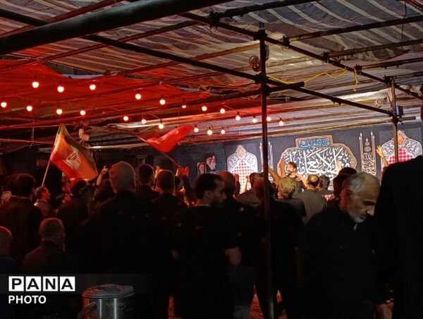 جلوه‌هایی از تجمع میدان امام خمینی(ره) قم در دومین شب محرم