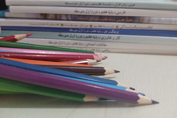 دبیرستان دخترانه بعثت۲ شهرک وایین در تدارک پروژه مهر با توزیع کتاب و لباس فرم