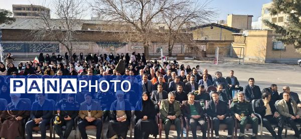 گرامیداشت سالگرد انقلاب با نواختن زنگ در دبیرستان دخترانه شاهد