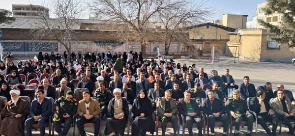 گرامیداشت سالگرد انقلاب با نواختن زنگ در دبیرستان دخترانه شاهد
