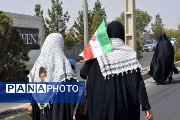 پیاده روی دلدادگان اربعین حسینی ع در اسلامشهر به سوی امامزاده اسماعیل