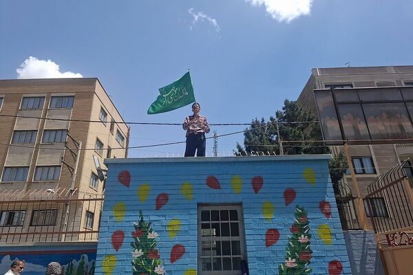 مراسم  پرچم گردانی  بارگاه حضرت علی بن موسی‌الرضا (ع) در مدرسه باهنر ملارد به مناسبت دهه کرامت