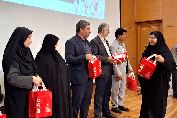 تقدیر از چهره های روشن در محفل ایمان 