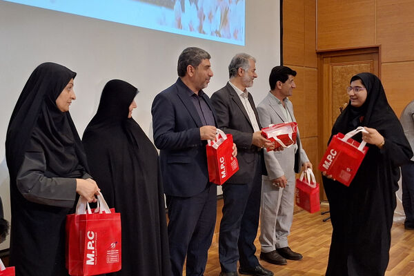 تقدیر از چهره های روشن در محفل ایمان 