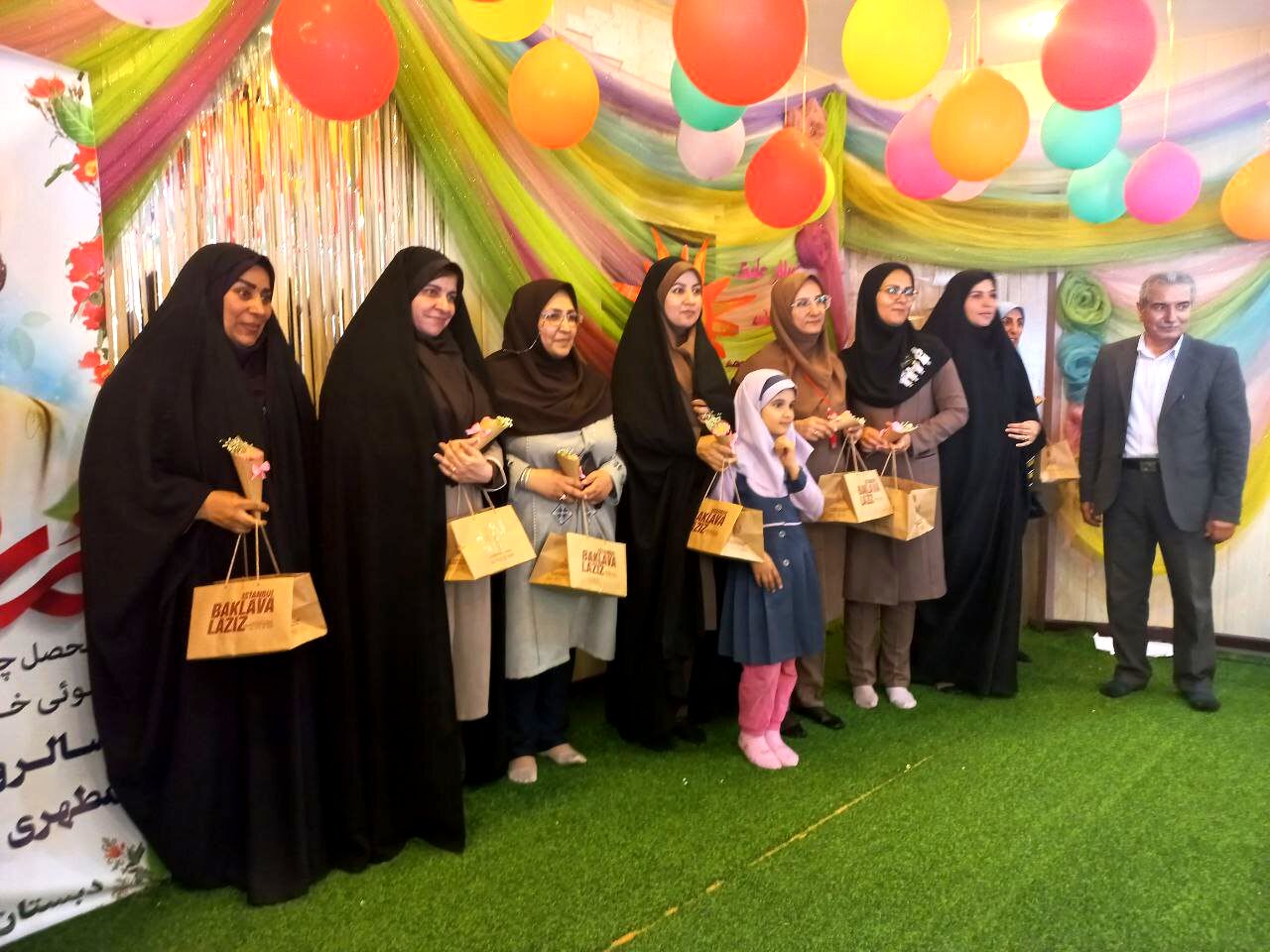 مراسم روز معلم به مناسبت هفته معلم در دبستان شاهد تحقیقی