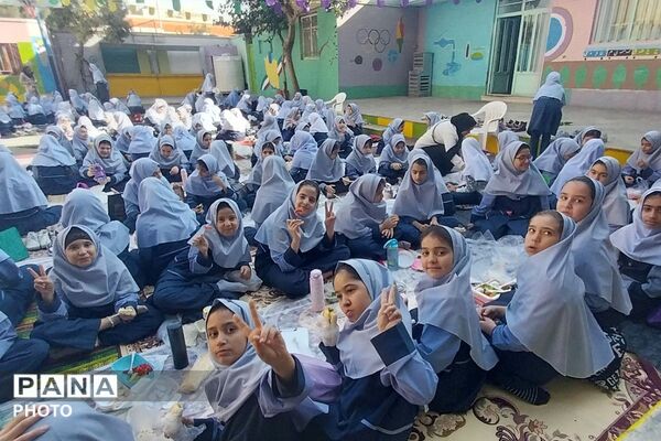 استقبال دانش آموزان دبستان شهید مجید مجیدی از طرح «صبحانه سلامت»