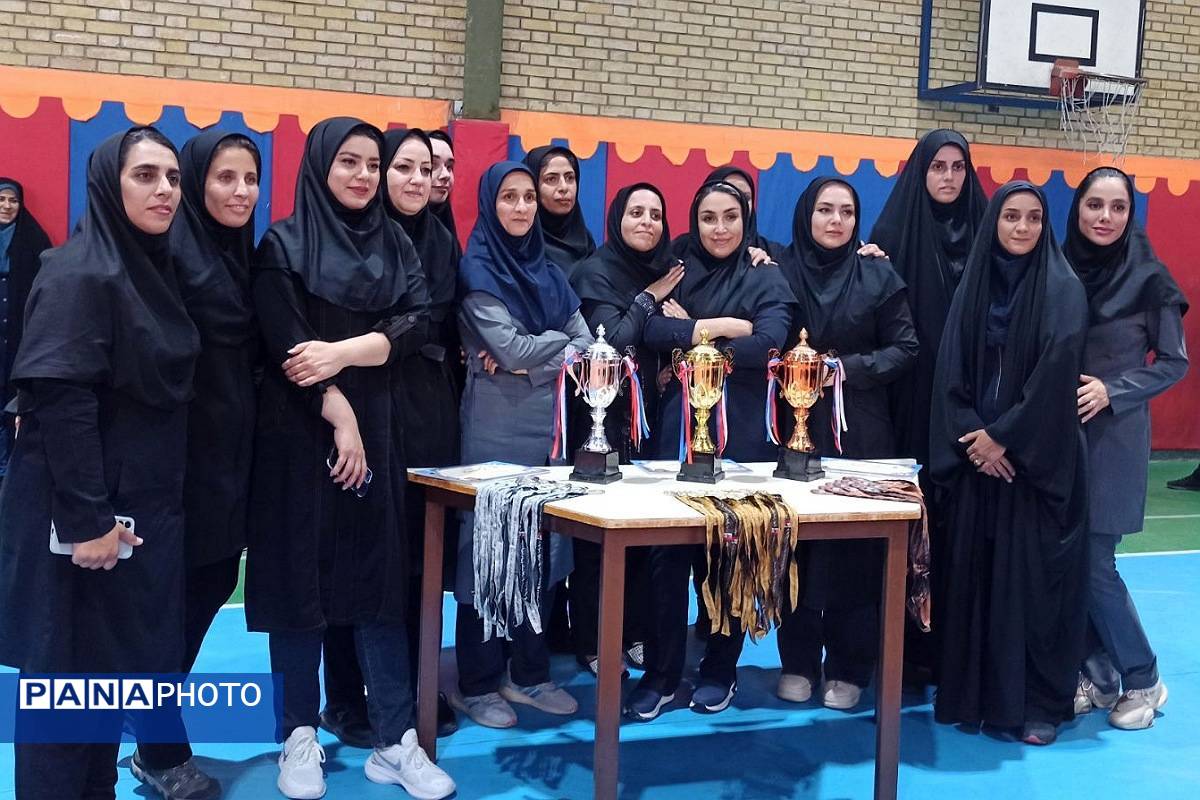 تقدیر از تیم های برتر مسابقات والیبال استانی شهرستانهای تهران در ری یک