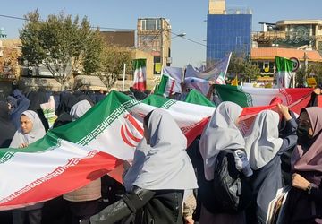 حضور پرشور دانش‌آموزان اراکی در راهپیمایی ۱۳ آبان 
