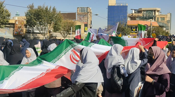 حضور پرشور دانش‌آموزان اراکی در راهپیمایی ۱۳ آبان 