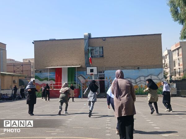 جشن همدلی در دبیرستان پونه رونقی منطقه ۱۵