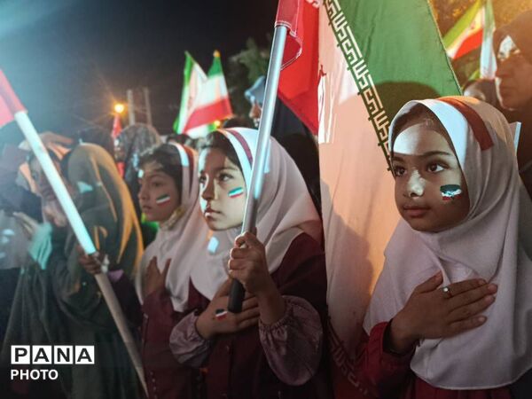 حضور پرشور مردم حاجی‌آباد در آیین‌ گرامیداشت شهدای انقلاب و دانش‌آموزان شجره طیبه