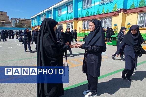 توزیع پاکت‌های امر به معروف و نهی از منکر در دبیرستان دخترانه دلیری