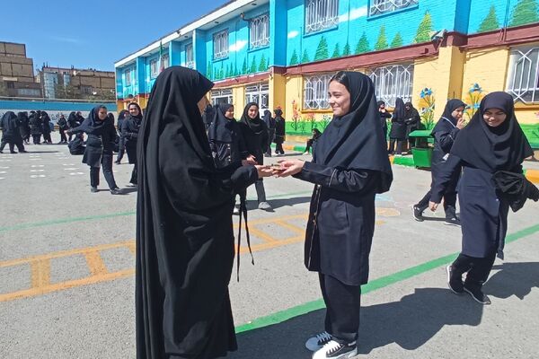 توزیع پاکت‌های امر به معروف و نهی از منکر در دبیرستان دخترانه دلیری