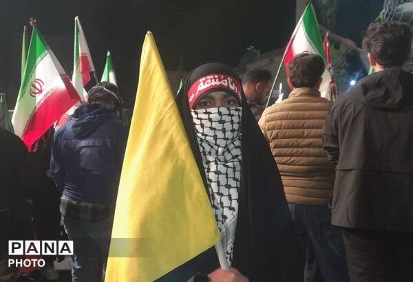 مردم انقلابى تهران، پاى کار وطن