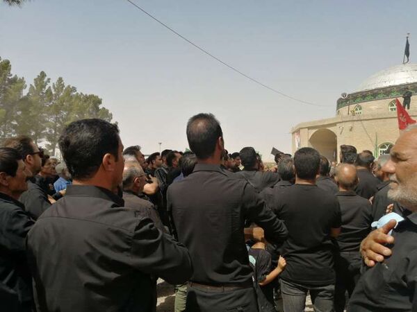 مراسم سنتی سینه زنی در روز عاشورای حسینی در روستای نقاب