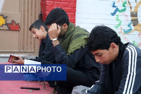 حضور پر رنگ نوجوانان در مراسم قرائت دعای زیارت عاشورا 