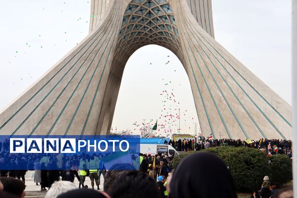 ٢٢ بهمن؛ روزى که دلها با قدم‌‌ها یکى میشود