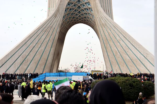 ٢٢ بهمن؛ روزى که دلها با قدم‌‌ها یکى میشود