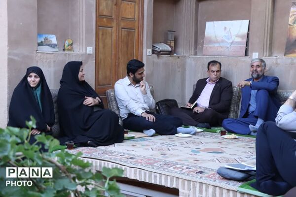دیدار صمیمی معاون فعالیت‌های دانش‌آموزی سازمان دانش‌آموزی کشور با مسئولان یزد