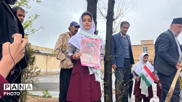 نهال‌ها در دبستان چلیچه به یاد شهدای مدرسه میناب می‌رویند