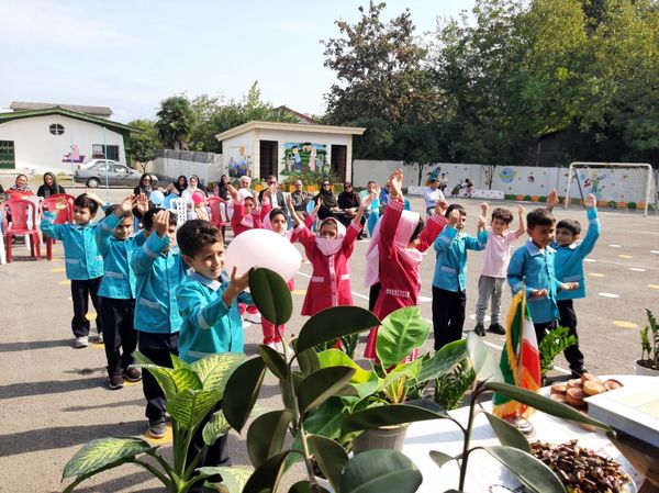 ورود شکوفه‌ها به مدارس در عباس آباد 