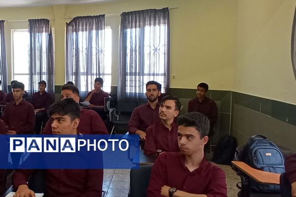 کلاس آموزشی هلال احمر در دبیرستان نمونه آیت الله خامنه ای