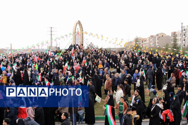 حضور گسترده اقشار مختلف مردم پردیس در راهپیمایی ۲۲ بهمن