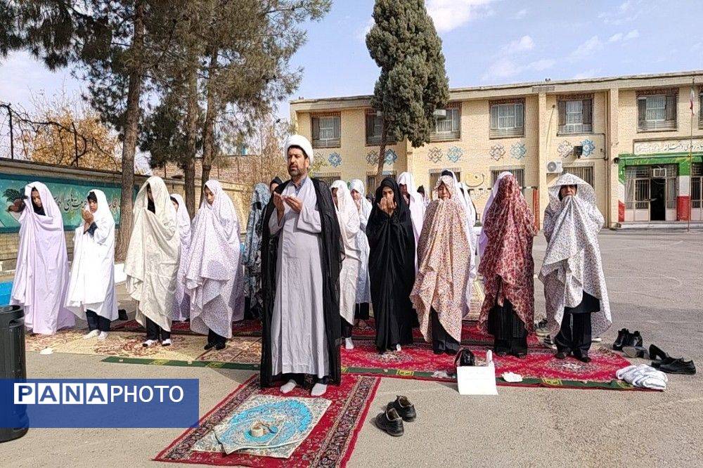 اقامه نماز باران در دبیرستان شهید مجید دهنوی نیشابور 