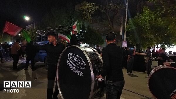 دسته عزاداری روستای همت آباد زمانی در مراسم چهلم رهبر شهید و شهدای میناب در حسینیه امام 
