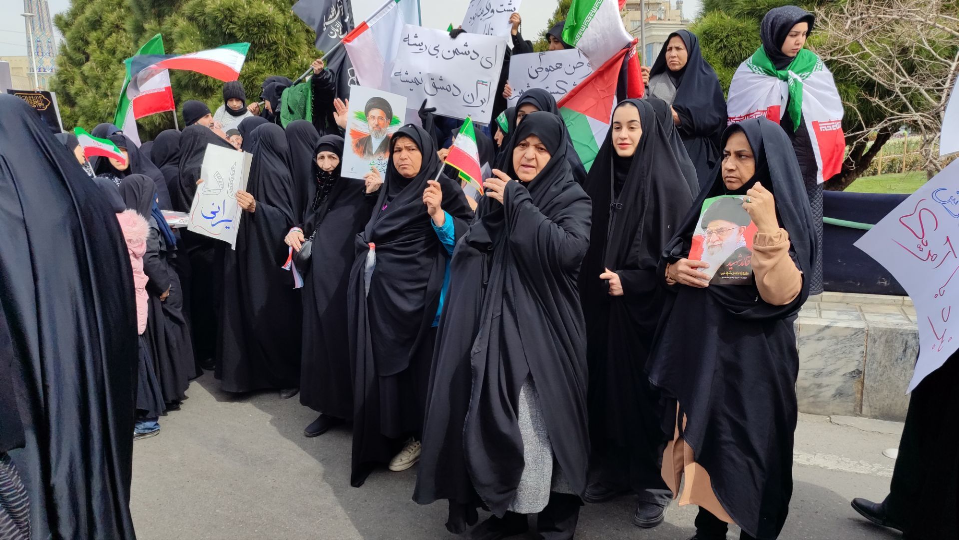 تجمع زنان شهرستان پلدختر به همراه کودکان خود در شهرستان پلدختر برای حمایت مجاهدین رزمنده انقلاب اسلامی 