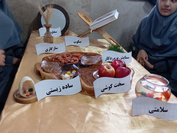 ابتکار دانش آموزان مدرسه دانش نیا در چیدن هفت سین مربوط به هر درس