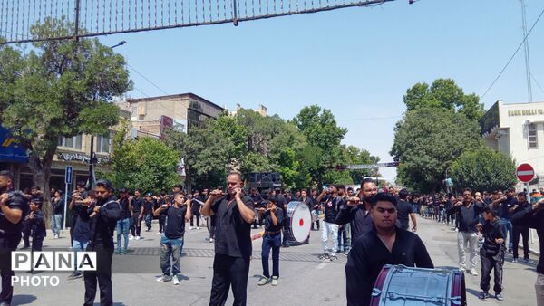 شور حسینی در خیابان های شهر؛عاشورا در قاب زنجیر زنان