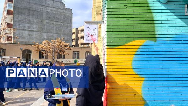 آغاز جشن‌های انقلابی مدرسه توسط پیشتازان 