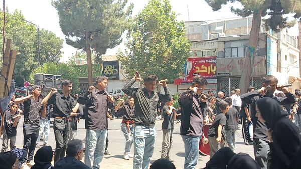 عزاداری ظهر  عاشورا در خیابان‌های شهر نیشابور 