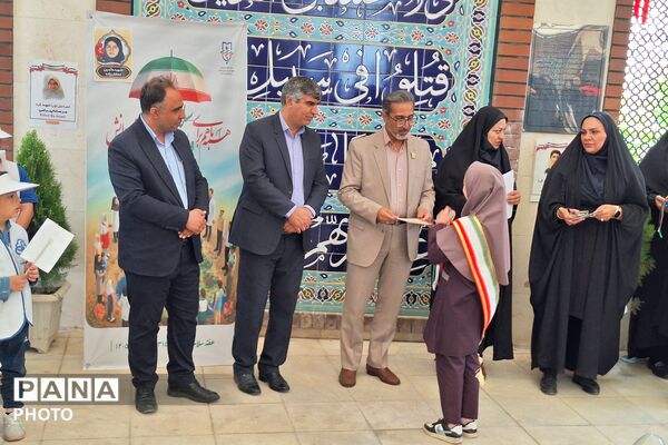 غبار روبی مزار شهدا در پردیس همزمان با هفته سلامت