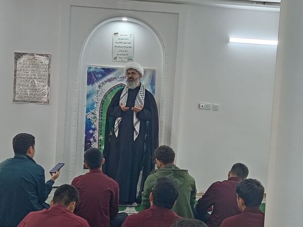 اقامه نماز جماعت به امامت امام جمعه کاشمر در دبیرستان نمونه آیت الله خامنه‌ای 