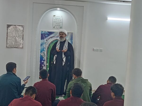اقامه نماز جماعت به امامت امام جمعه کاشمر در دبیرستان نمونه آیت الله خامنه‌ای 
