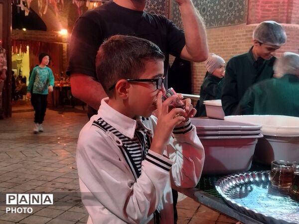 خدمت‌رسانی چایخانه حضرت زهرا(س) در دویست‌ و شانزدهمین شب اجتماعات نیشابور