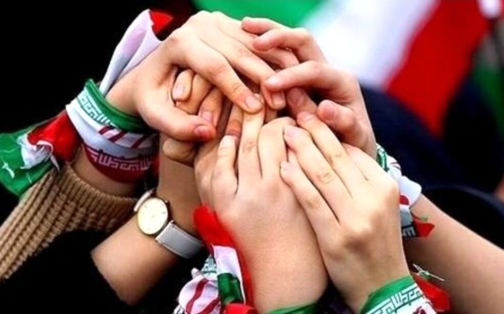 طلایه‌داران فردای روشن در کلاس دفاع مقدس مشق عزت میکنند