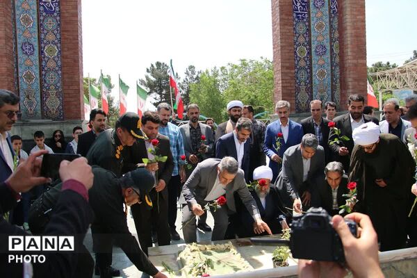 گرامی داشت مقام معلم و آئین گلباران مزار شهدای گمنام