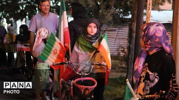 الله اکبر و پرچم ایران؛ نماد مقاومت نوجوانان همدانی در تجمعات شبانه