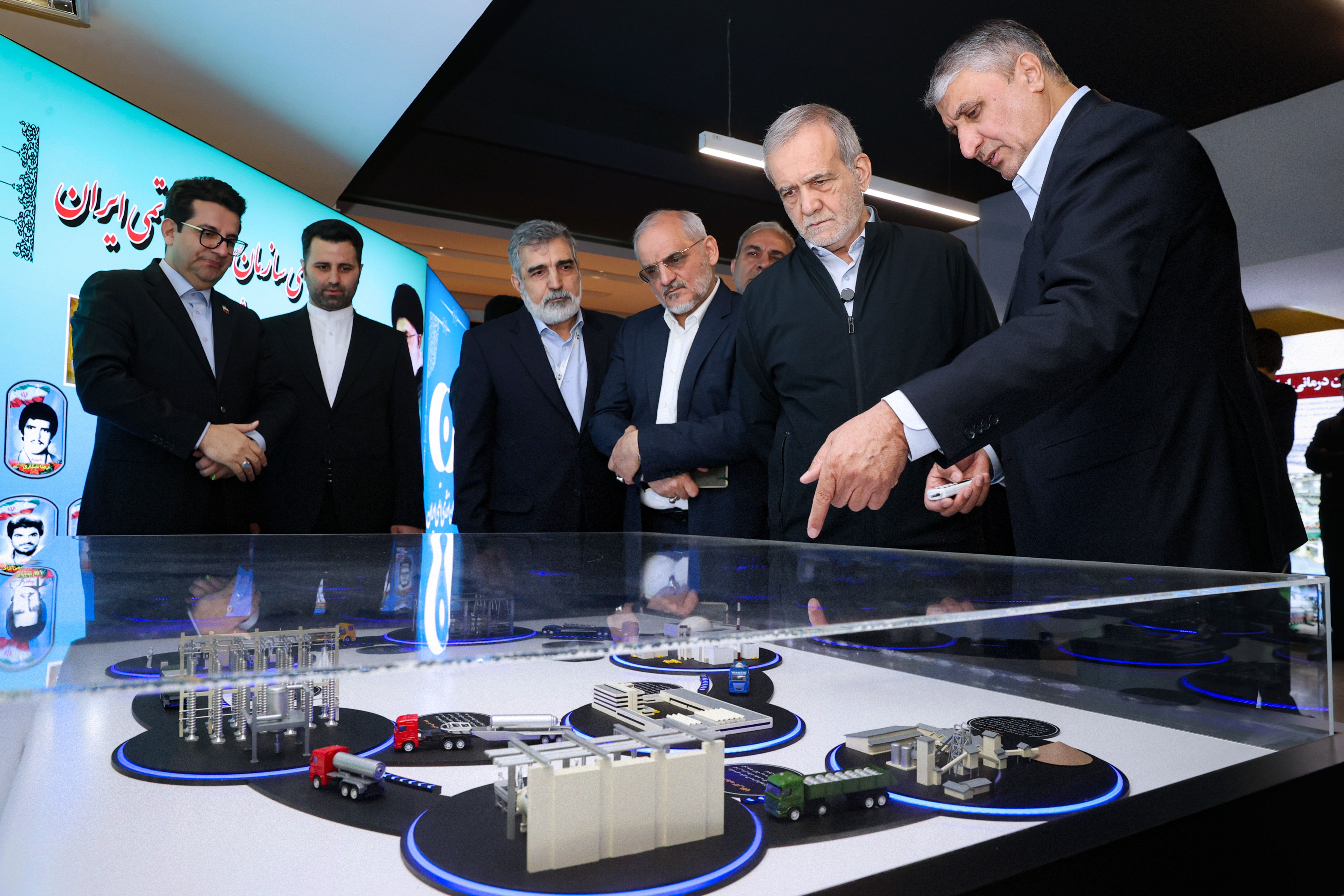رئیس‌جمهور از نمایشگاه دستاوردهای صنعت هسته‌ای کشور بازدید کرد