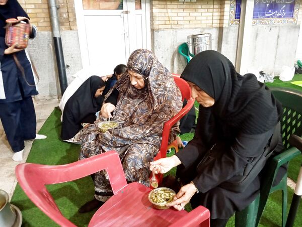 مراسم پخت نذری توسط دانش‌آموزان شیرازی به همت مجموعه تربیت علوی خواهران