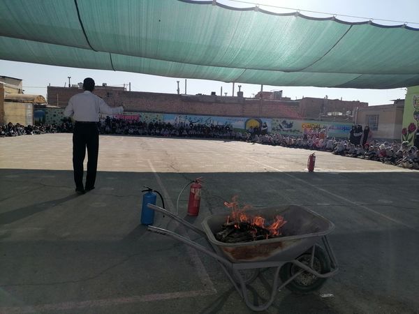 آموزش اطفاء حریق در مدرسه ناهید نخودی