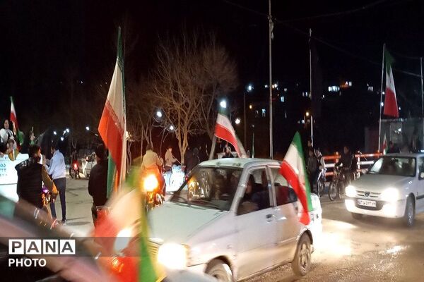 حضور پرشور مردم در کاروان خودرویی از بلوار حسینیه شهدا تا گلزار شهدای شهر بار