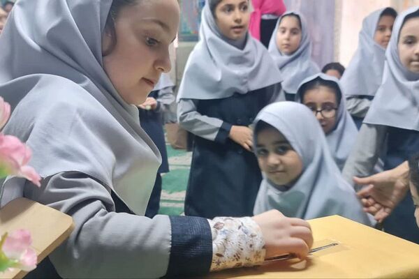 مدرسه شهدای ایران تایر2 میزبان شادی‌های صاحب زمان (عج)