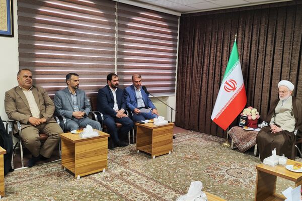 دیدار دختران دانش‌آموز سنندجی با نماینده ولی‌فقیه در کردستان 
