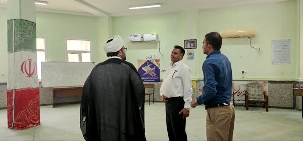 غبارروبی نمازخانه‌های مدارس قشم در آستانه سال تحصیلی جدید