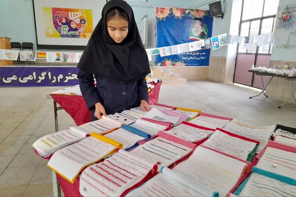 نمایشگاه و بازارچه هنرهای دستی در دبیرستان شاهد فیض شیراز 