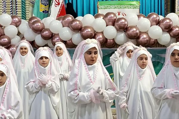 نماز جماعت انسجام‌بخش جشن تکلیف دختران بویراحمدی